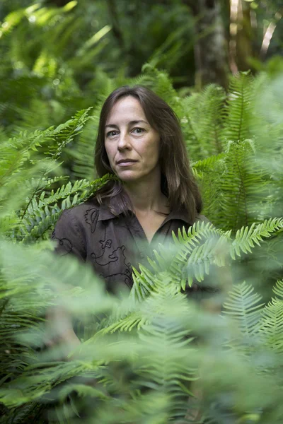 Woman Hiker Surrounded by Ferns — Stock Photo, Image