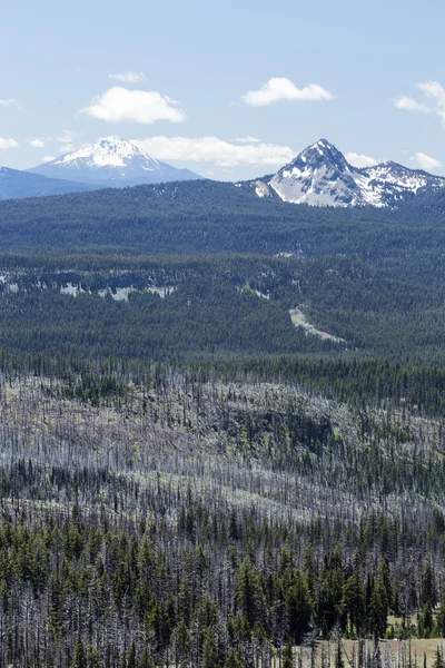 Bergblick vom Rand des Kratersees — Stockfoto