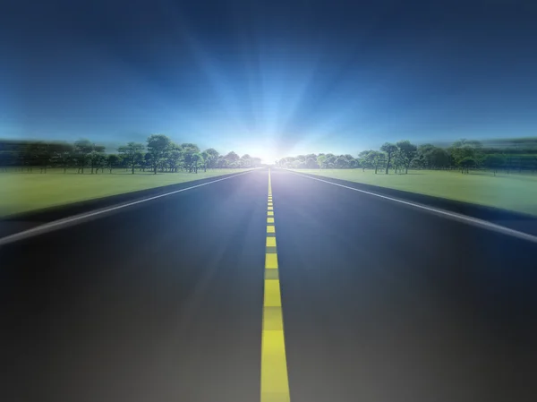 光に向かって移動緑の風景道路 — ストック写真