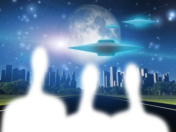 Aliens and ships outside of city — Stock Photo, Image