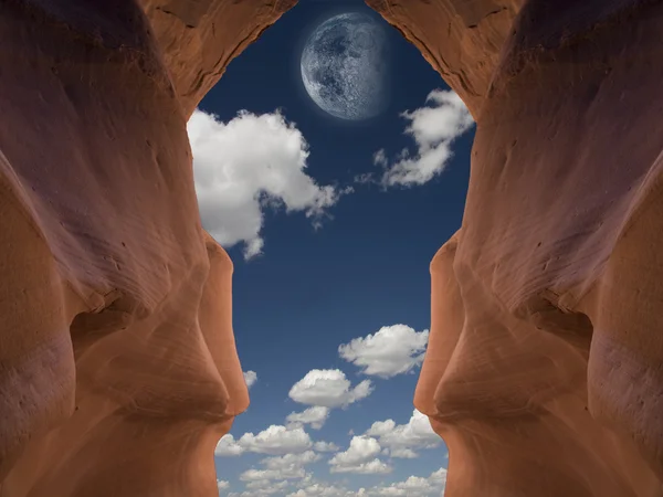 Röda Sten grotta med månen — Stockfoto