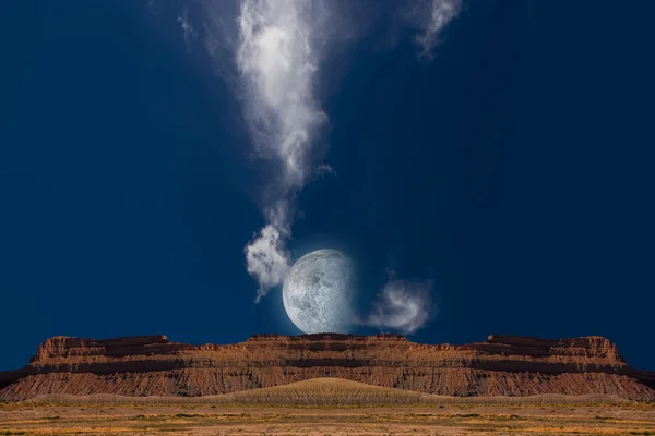 Mond und Felsen — Stockfoto