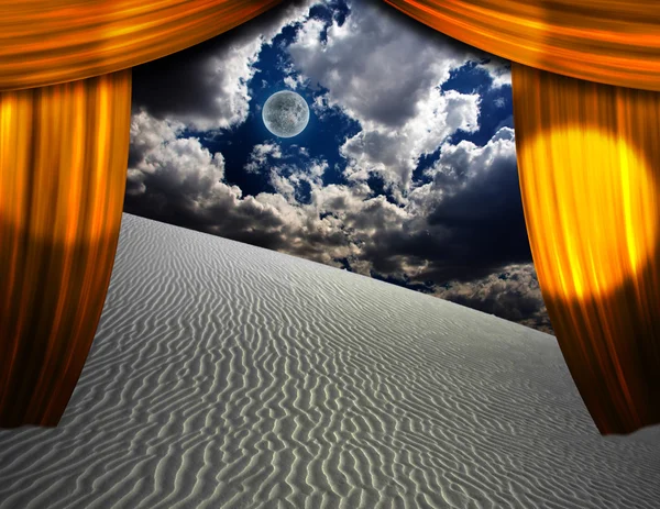 Пустынные пески видны сквозь проем в шторах — стоковое фото