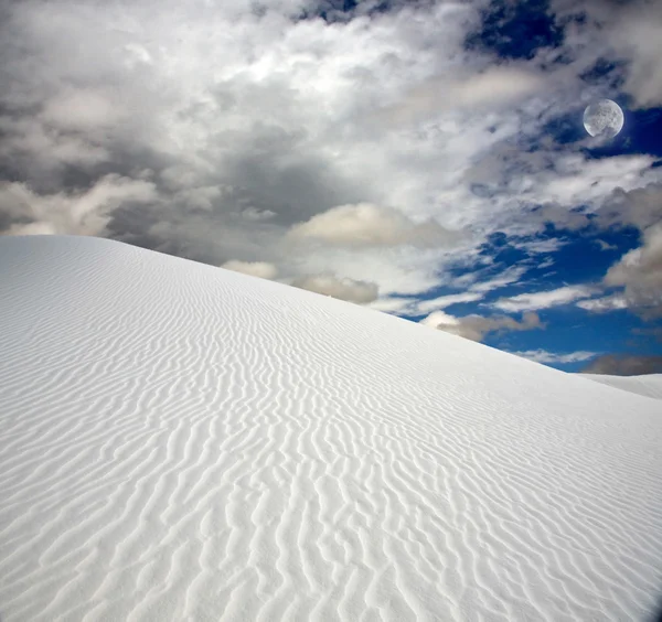 Úplněk v bílé písky — Stock fotografie