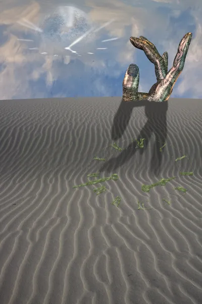 Buried sculpture of hand in desert with clock — Stock Photo, Image