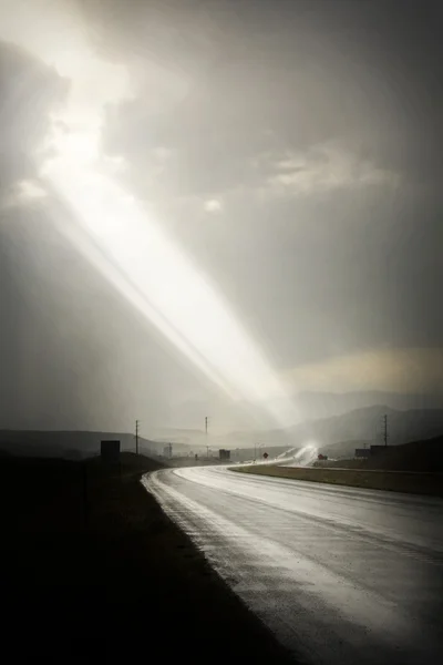 Single car travels on dark road — Stock Photo, Image