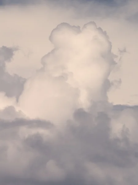 Яркие облака — стоковое фото