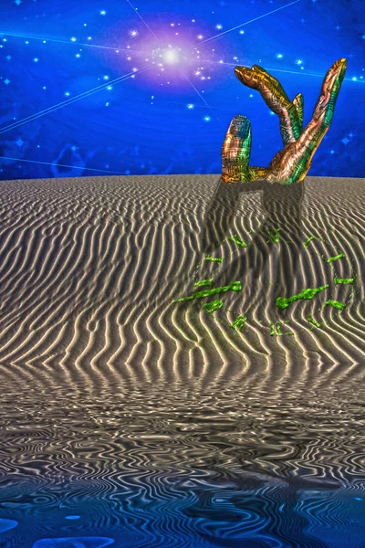 Scène du désert avec sculpture géante et herbe poussant à l'image de — Photo