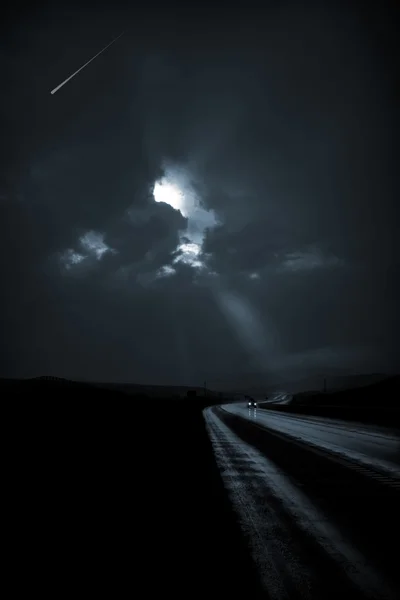 한 대 의차가 어두운 길을 따라 여행 한다 — 스톡 사진