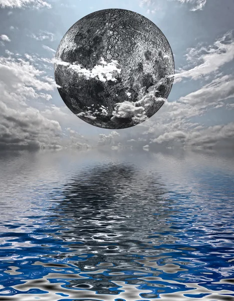 Luna sobre el agua — Foto de Stock