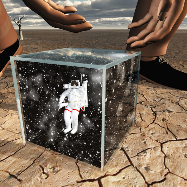 Человек собирается забрать коробку, содержащую астронавта и космос
