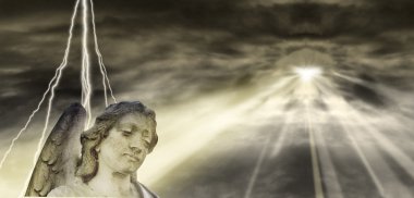 melek ve dramatik gökyüzü