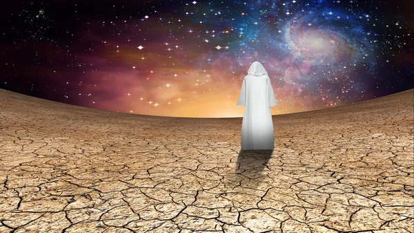 Deserto e céu galáctico com figura camuflada errante — Fotografia de Stock