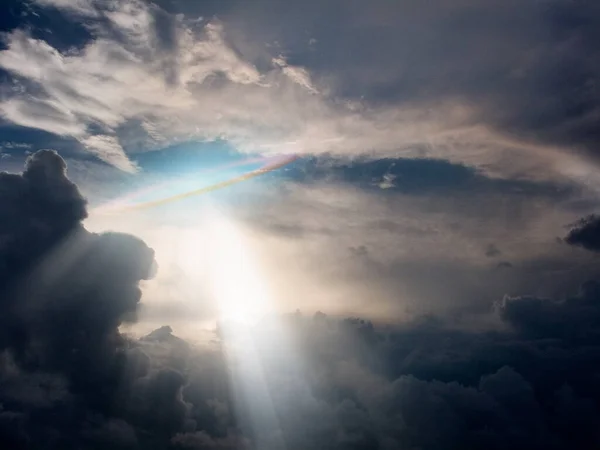 Luz Celestial Através Nuvens Dramáticas Renderização — Fotografia de Stock