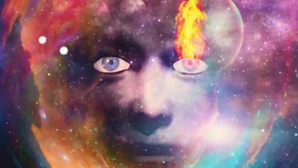 女人的脸和火在五彩斑斓的空间 高质量的镜头 — 图库视频影像