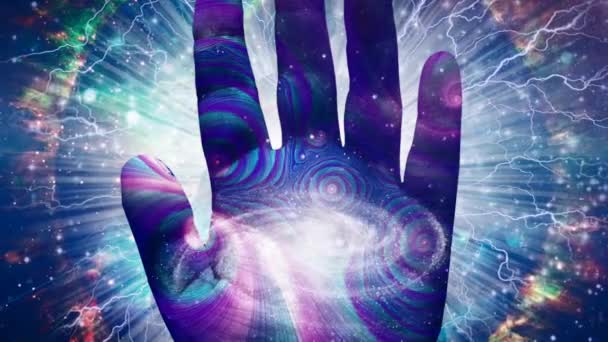 精神的な構成 メーカーの手 永遠の宇宙における人間の手のひらと銀河 — ストック動画
