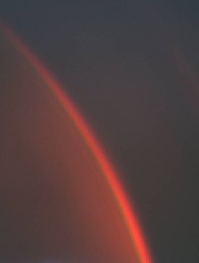 Soyut doğal arkaplan. Gün batımında karanlık ve fırtınalı bir gökyüzünde gökkuşağı. Boşluğu kopyala.