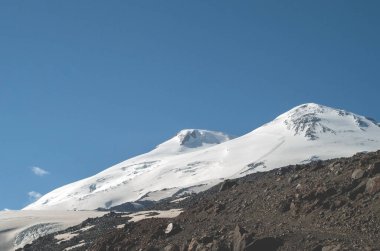 Kafkasya dağ sırası. Kafkas kar dağı ya da Elbrus yanardağı manzarası. Manzara görüntüsü - Avrupa 'nın en yüksek zirvesi