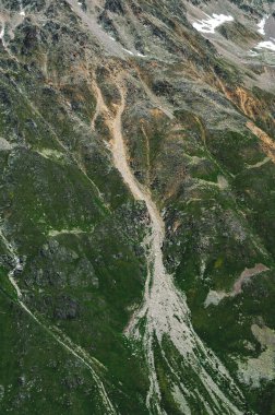 Dağın dokusu. Karlı bir dağ yamacının rahatlığı. Soyut doğal arkaplan. Dikey fotoğraf