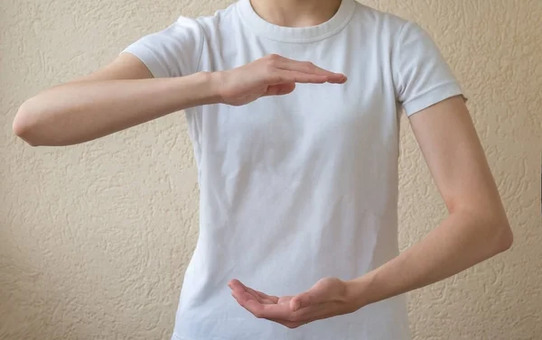 Layout Zum Einfügen Von Text Eine Frau Weißen Shirt Hält — Stockfoto