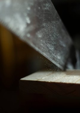 Arka planda bir el testeresinin yakın çekimi. Ahşap işleme. Marangozluk.