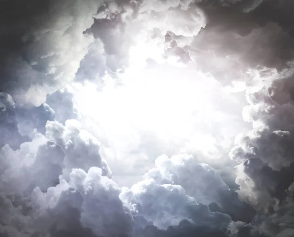 积雨云的美丽背景 戏剧性的云彩上的一个洞 复制空间 免版税图库图片