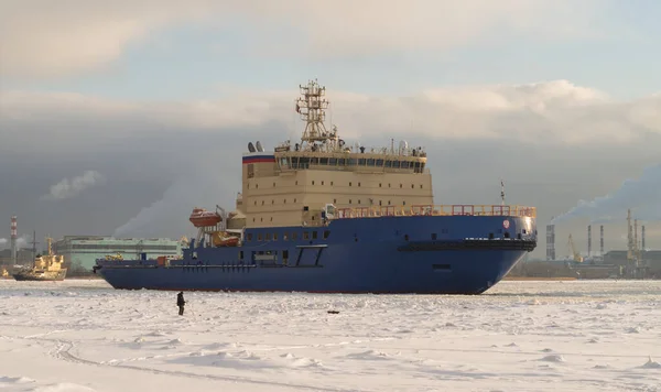 Fisherman Catches Fish Frozen River Looks Ships Winter Navigation River — ストック写真