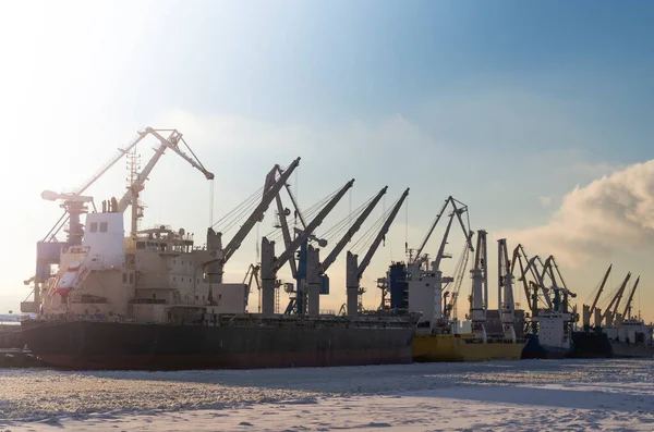 Werften Der Bucht Winter Kräne Trawler Und Schiffe Bei Sonnenuntergang — Stockfoto