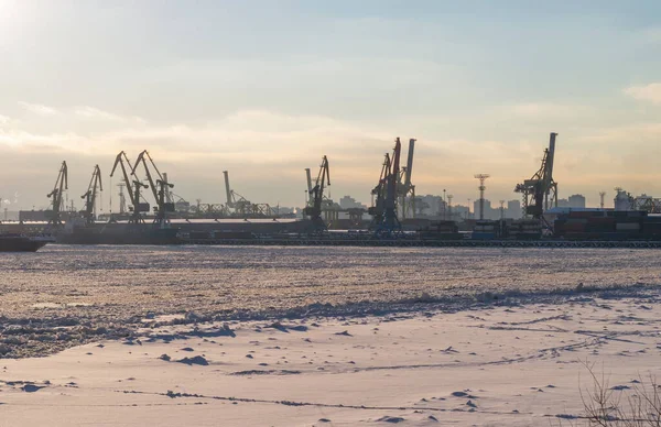 Werften Der Bucht Winter Kräne Trawler Und Schiffe Bei Sonnenuntergang — Stockfoto