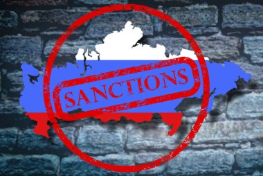 Rus bayrağı yaptırımlarındaki yazı. Taş duvar zemininde kırmızı damgalı Rusya haritası. Yaptırım ve kriz kavramı.