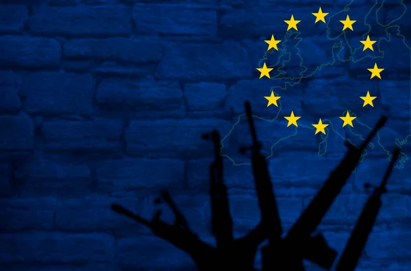 Siluetas Armas Fondo Bandera Muro Piedra Con Mapa Unión Europea — Foto de Stock