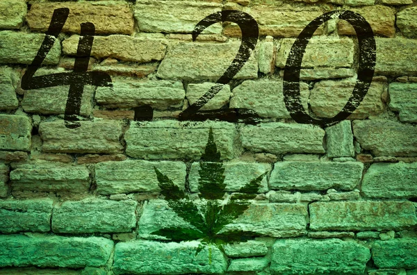 Glad Marijuana Leaf Cannabis Firande Text Gammal Stenmur Fotomontage — Stockfoto