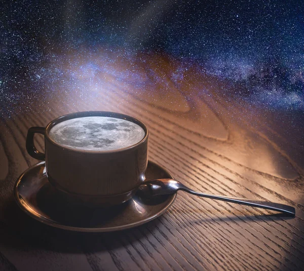 Egy Csésze Kávé Holddal Felhőkkel Éjszakai Égbolt Hátterében Másolótér Inspiráció Stock Kép