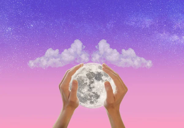 Frauenhände Halten Den Mond Abstrakte Kunstcollage Mit Mond Und Raum Stockfoto