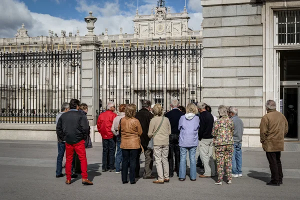 Туристы Королевского дворца — стоковое фото