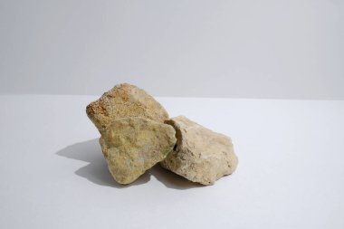 Beyaz arkaplanda taşlar.