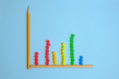 Mavi arkaplanda gökkuşağı toplarından oluşan çubuk grafiği.