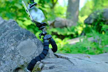  Akıllı telefon parkta duruyor. 