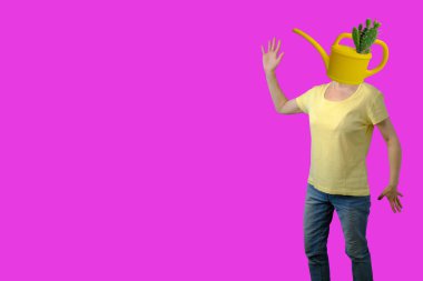 Kafası yerine konservesi olan genç bir kadın. 