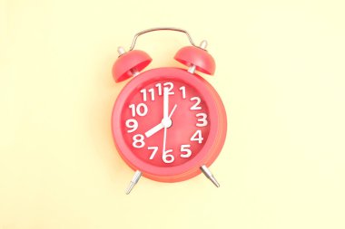 Sarı zemin üzerindeki çalar saat.