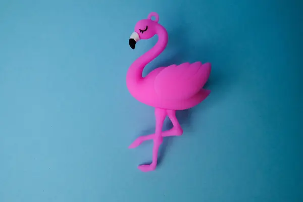 Flamingo Rosa Sobre Fondo Azul —  Fotos de Stock