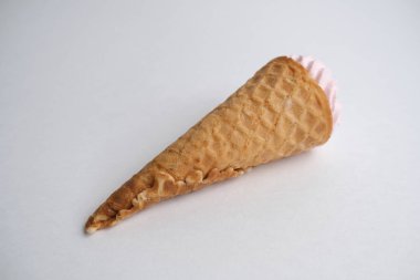 Beyaz bir arka plan üzerinde dondurma koni