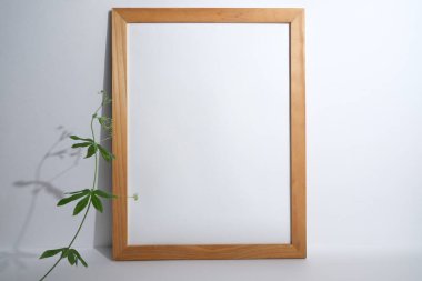 Hafif ahşap çerçeveli beyaz kağıt. Model.