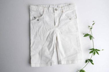 Gri arkaplanda şık şortlar