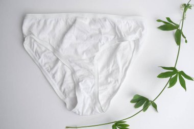 Beyaz arka planda beyaz iç çamaşırı. 