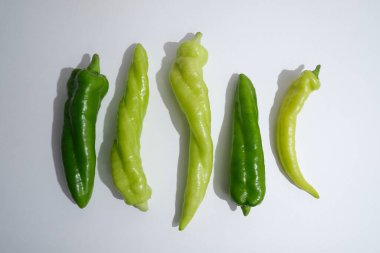 beyaz zemin üzerine yeşil biber