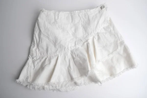 Açık Arka Planda Beyaz Etek Kıyafet Modeli — Stok fotoğraf