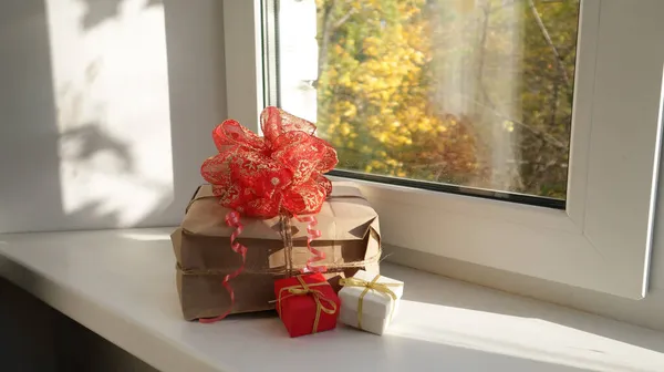 Sluiten Van Geschenkdozen Kamer Vensterbank — Stockfoto