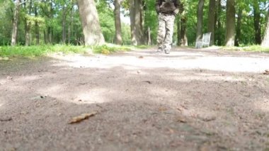 Parkta yürüyen bir adam.