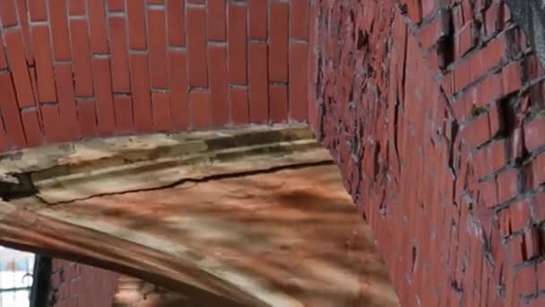 건물의 벽돌로 — 비디오